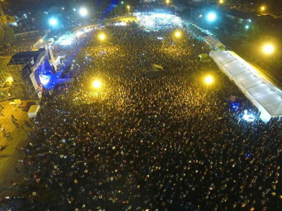 Una multitud en la Fiesta Nacional del Lúpulo (El Bolsón)